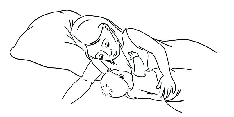 Eine Mutter stillt ihr Baby im seitlichen Liegen.