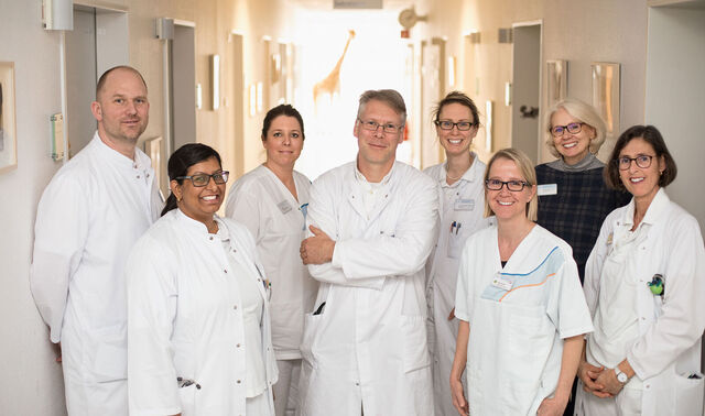 Teambild der Kinderklinik. Auf diesem sind die fünf Ärztinnen und Ärzte, zwei Krankenpflegerinnen und eine Verwaltungskraft vertreten.