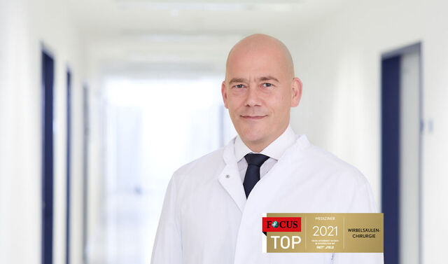 Dr. Weidle mit seiner Auszeichnung als Top-Mediziner 2021.